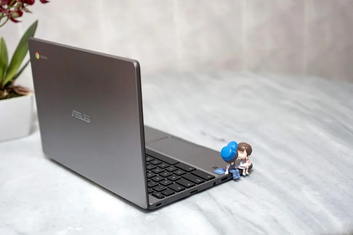 Laptop ASUS na biurku — laptop zastępczy na czas naprawy