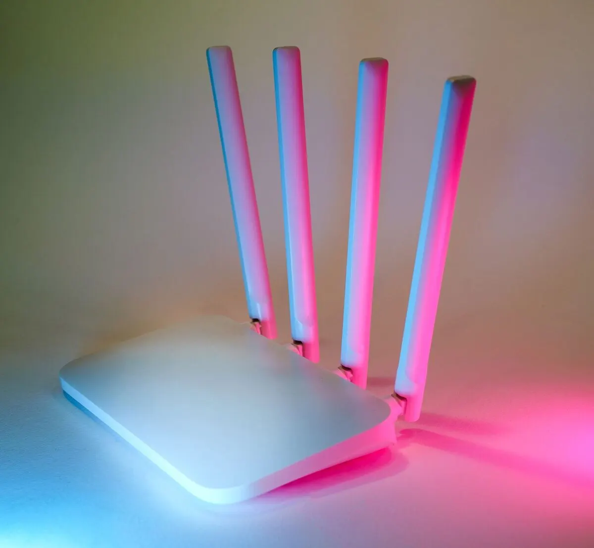 Domowy router Wi-Fi w kolorowym podświetleniu — Zgłoszenie awarii internetu lub Wi-Fi w domu
