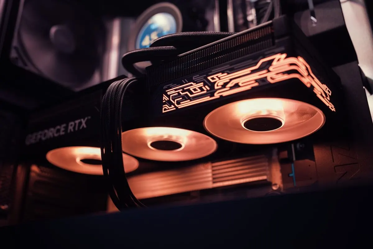 Czysta karta graficzna GeForce RTX z chłodzeniem i podświetleniem RGB — Czyszczenie laptopa i wymiana pasty termoprzewodzącej
