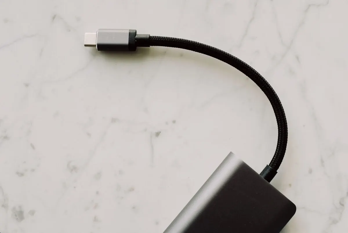 Kabel USB-C z bliska na jasnym tle — Wewnętrzny kabel zasilający (DC-in) w laptopie