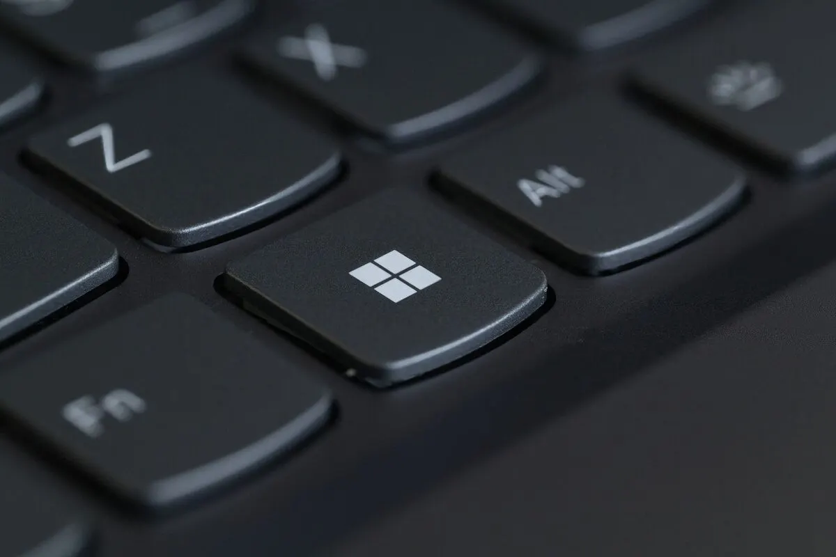 Klawisz z logo Windows na klawiaturze laptopa — Instalacja i naprawa systemu Windows na laptopie