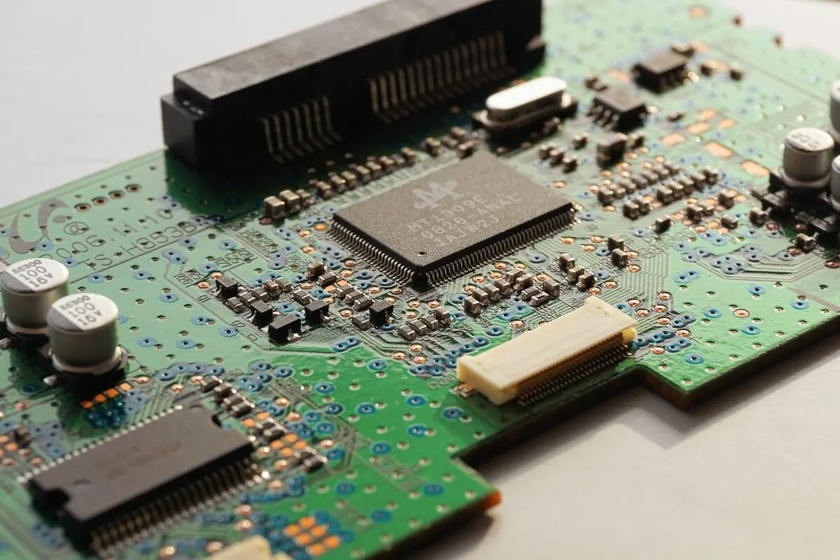 Płyta elektroniczna z układami scalonymi z bliska — Karta graficzna dedykowana w laptopie jako podzespół awaryjny