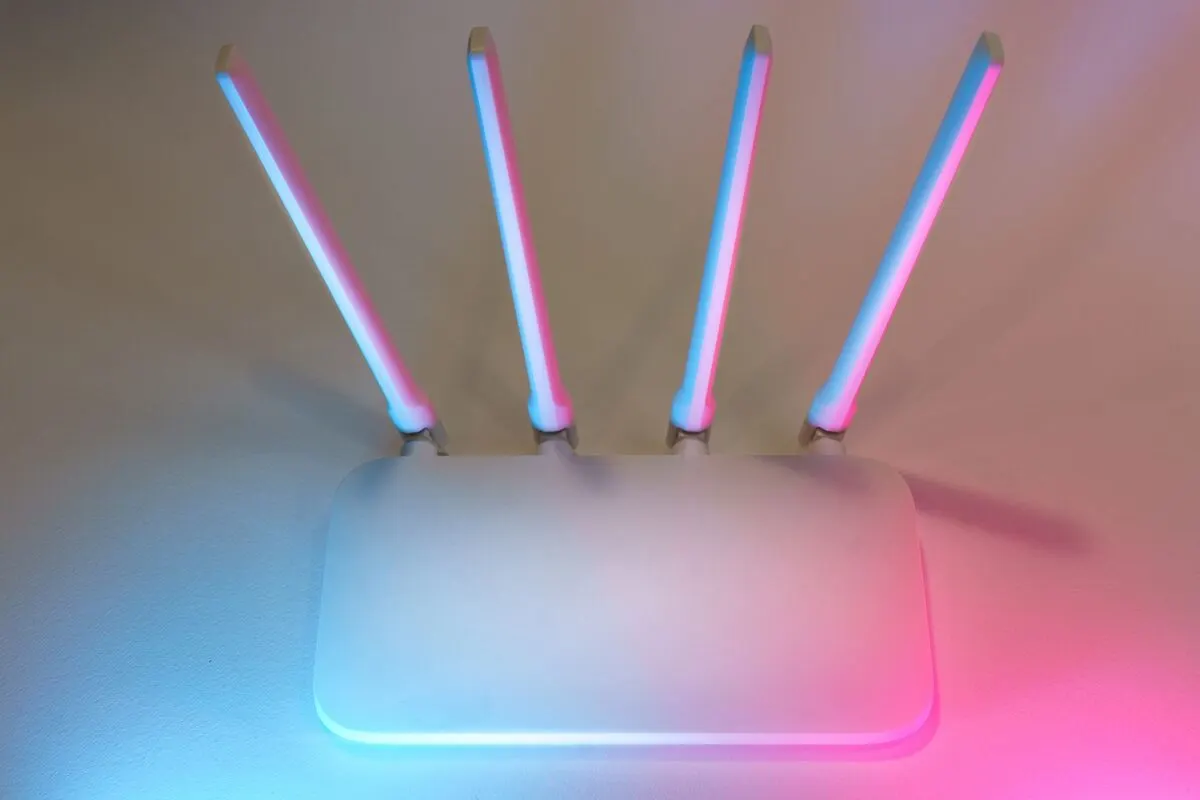 Router z podświetlanymi antenami — Instalacja i konfiguracja pakietu biurowego na komputerze stacjonarnym