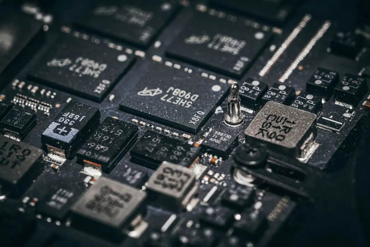 Płyta główna laptopa z widocznymi układami elektronicznymi — Chipset płyty głównej komputera jako podzespół awaryjny