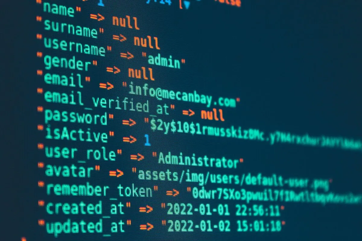 Ekran z kodem bazy danych — Microsoft SQL Server — baza danych dla systemów sprzedażowych
