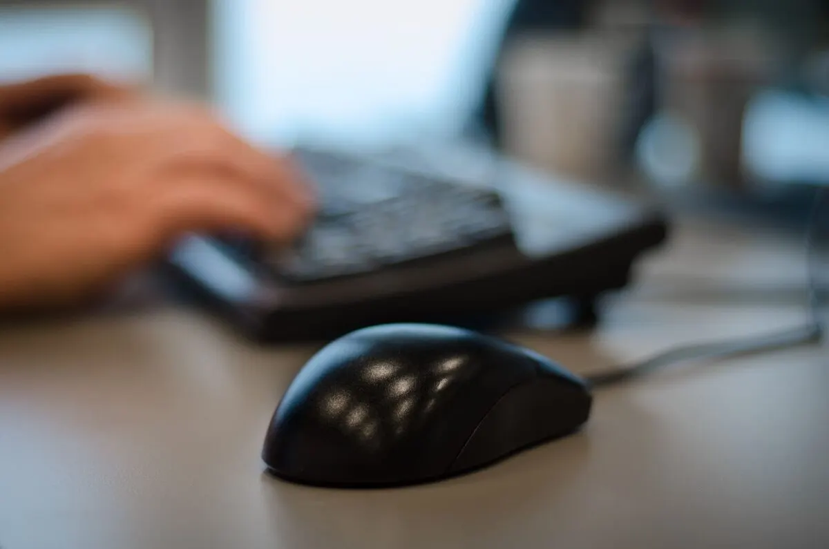 Dłoń przy myszce komputerowej z bliska — Serwis stacji roboczych (workstation)