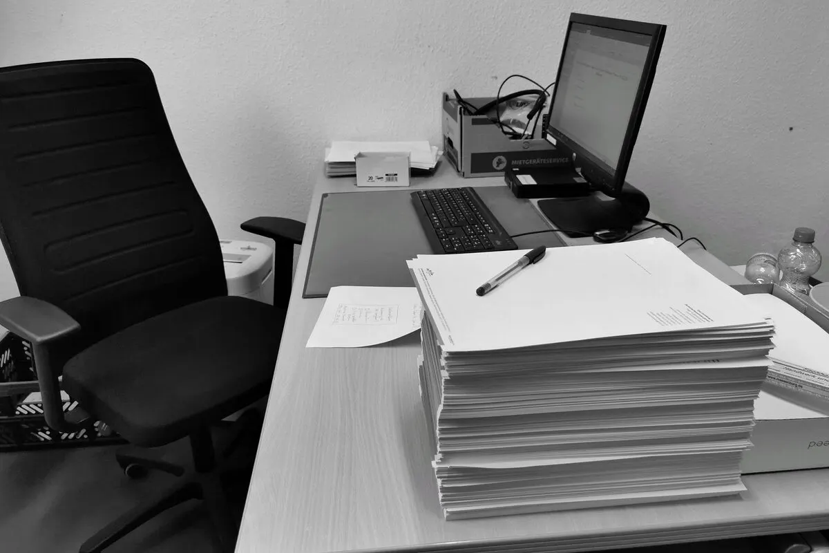 Stos dokumentów na biurku biurowym — Obsługa dokumentów magazynowych PZ, WZ i MM w Subiekcie GT