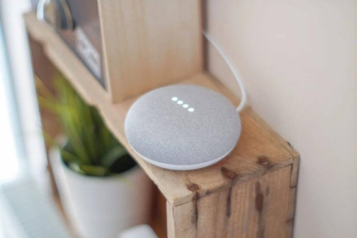 Głośnik inteligentnego domu na półce — Awaria inteligentnego domu (smart home) po zmianie routera