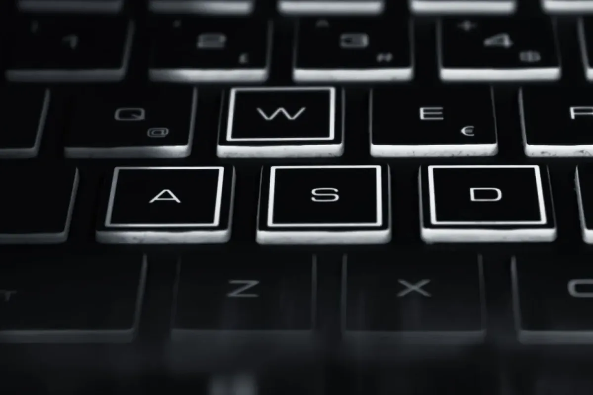 Podświetlona klawiatura laptopa z zaznaczonymi klawiszami WASD