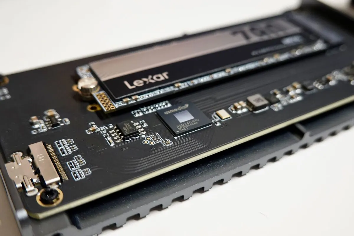 Dysk SSD NVMe z widoczną płytką elektroniczną — Przesiadka na dysk SSD lub NVMe w laptopie