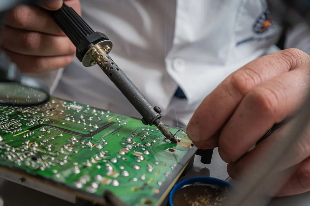 Lutowanie układu elektronicznego na płycie za pomocą lutownicy — Reballing BGA — przelutowanie układów na płycie