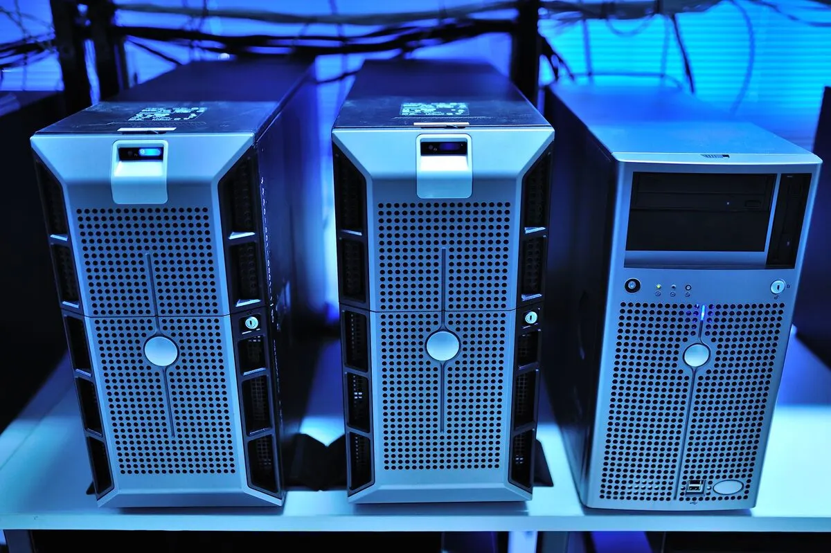 Wieże serwerowe w niebieskim podświetleniu — Windows Server — konfiguracja Hyper-V do wirtualizacji serwerów