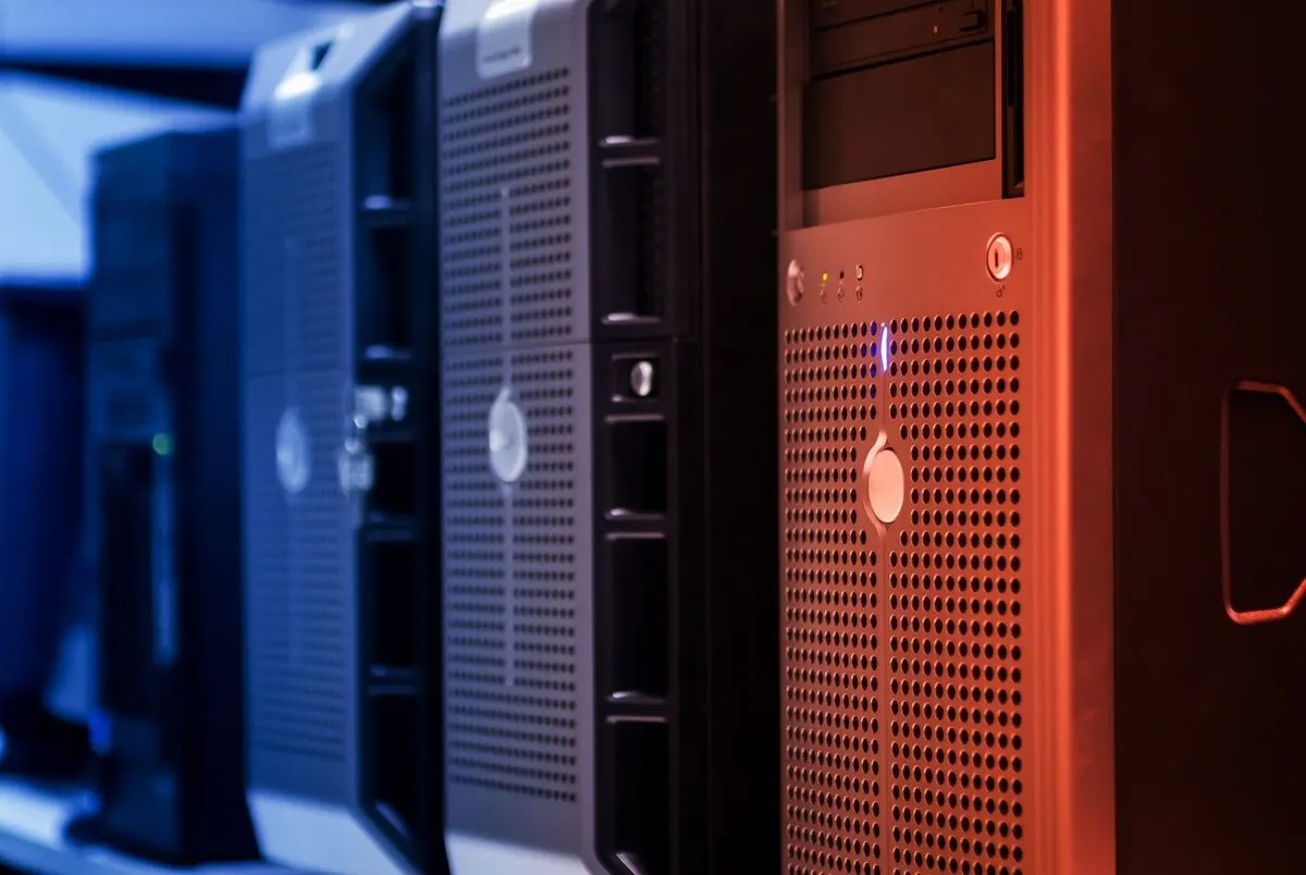 Wirtualizacja serwerów dla firm — Wirtualizacja serwerów — VMware i Hyper-V