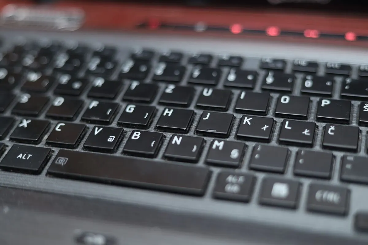 Wymiana klawiatury w laptopie — Wymiana taśmy touchpada w laptopie