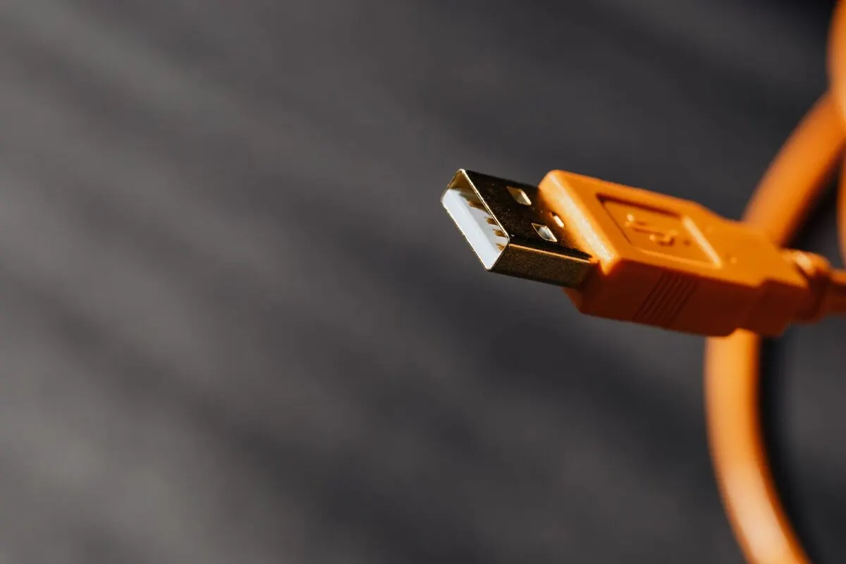 Wtyczka kabla USB z bliska — Wymiana kabla taśmowego matrycy laptopa