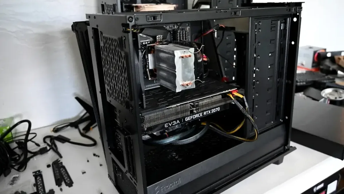 Otwarta obudowa komputera z kartą graficzną EVGA RTX 2070 podczas modernizacji
