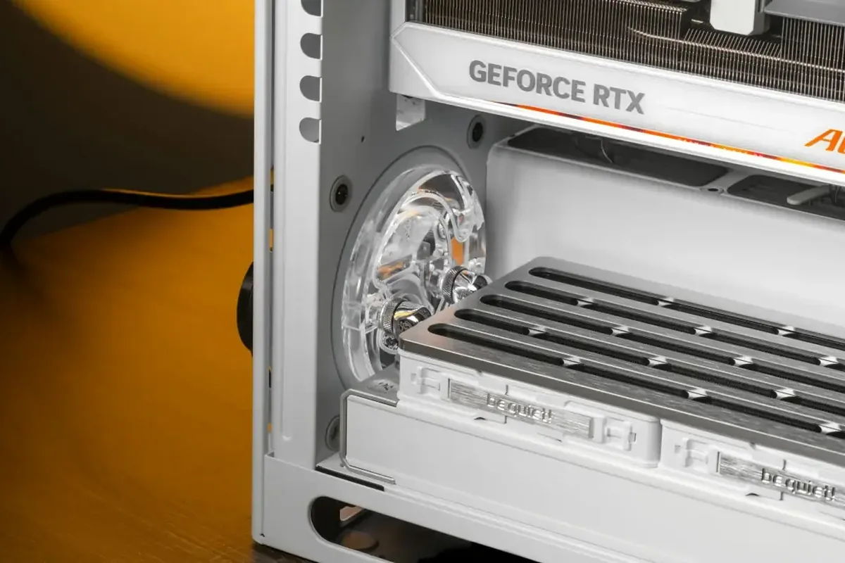 wnętrze komputera z kartą graficzną GeForce RTX i chłodzeniem cieczą