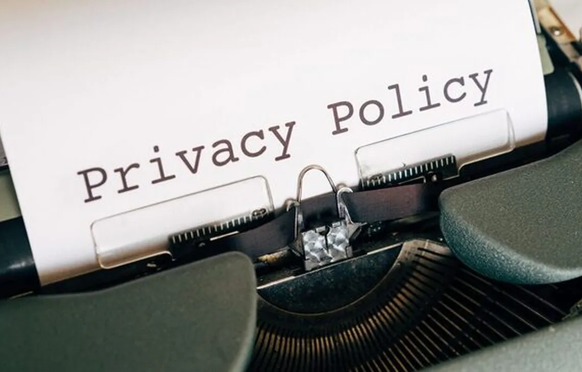 kartka z napisem Privacy Policy w maszynie do pisania z kłódką