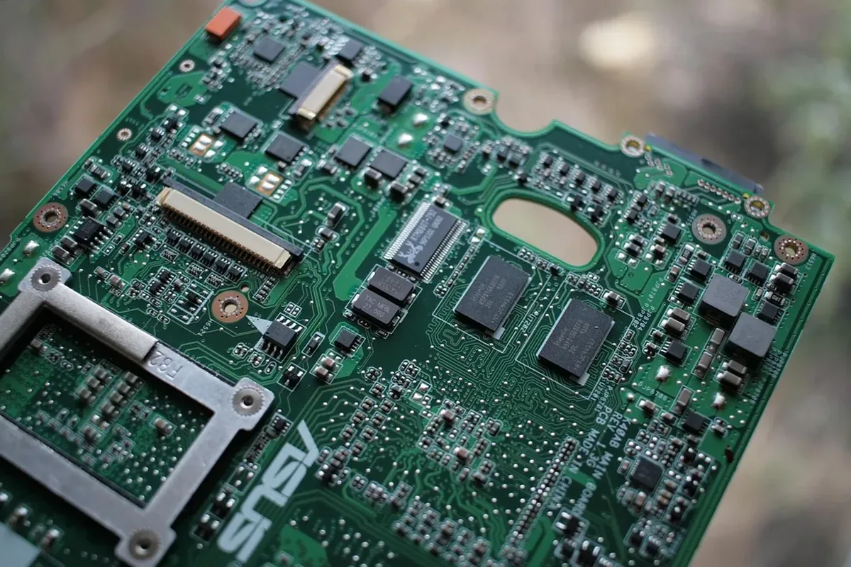 Makrofoto płyty głównej ASUS z chipem BIOS