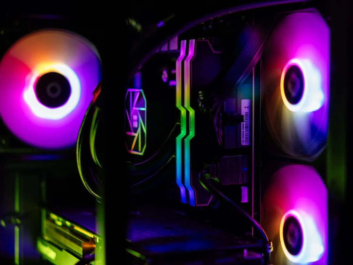 Kolorowe podświetlenie RGB wewnątrz obudowy komputera z pamięcią RAM i wentylatorami