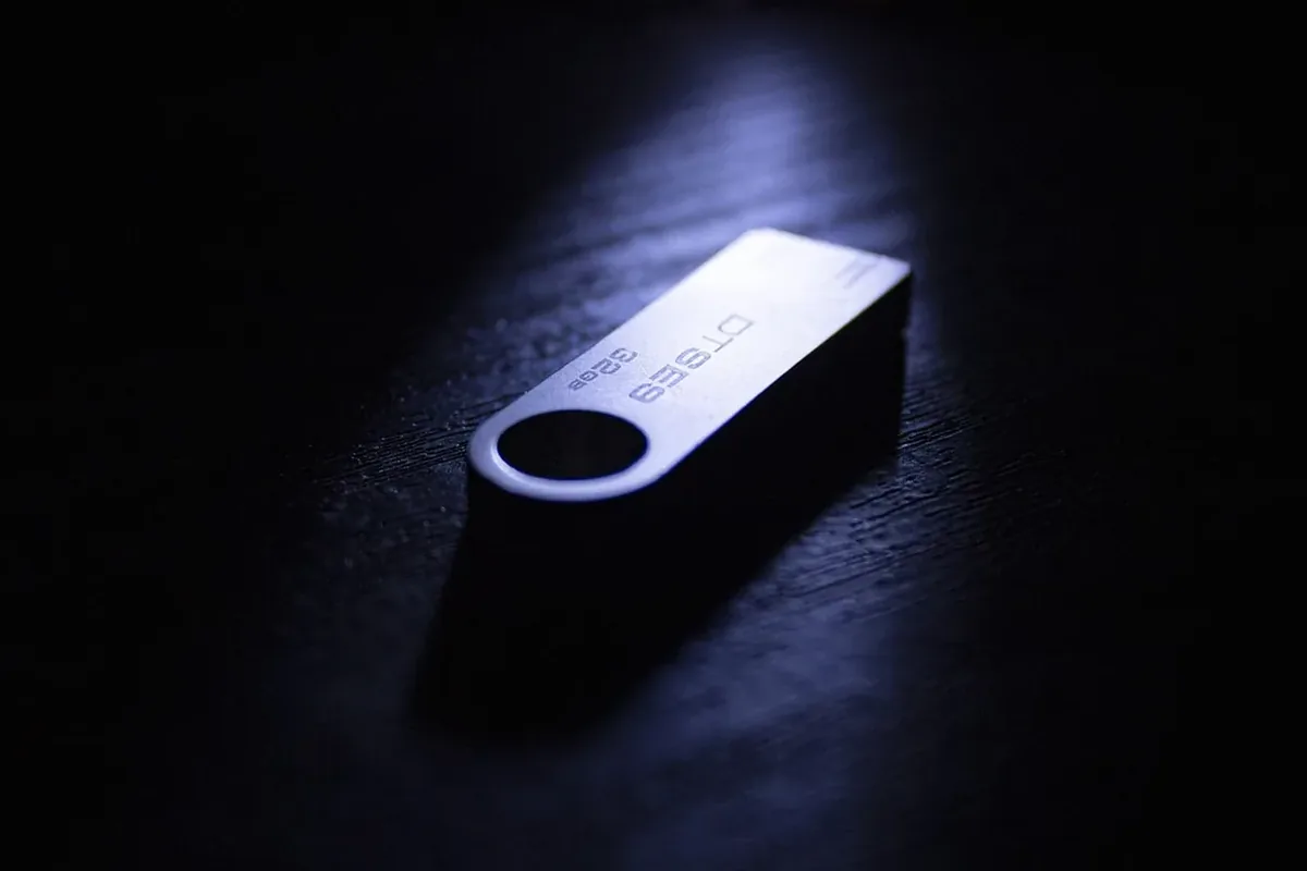Pendrive USB na ciemnym tle, nośnik instalacyjny systemu