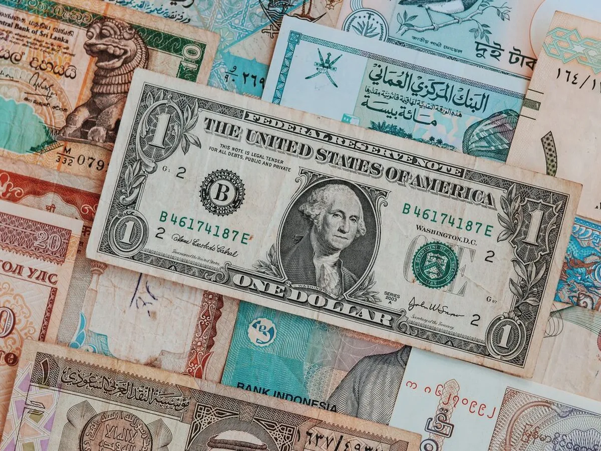 Banknoty różnych walut ułożone razem
