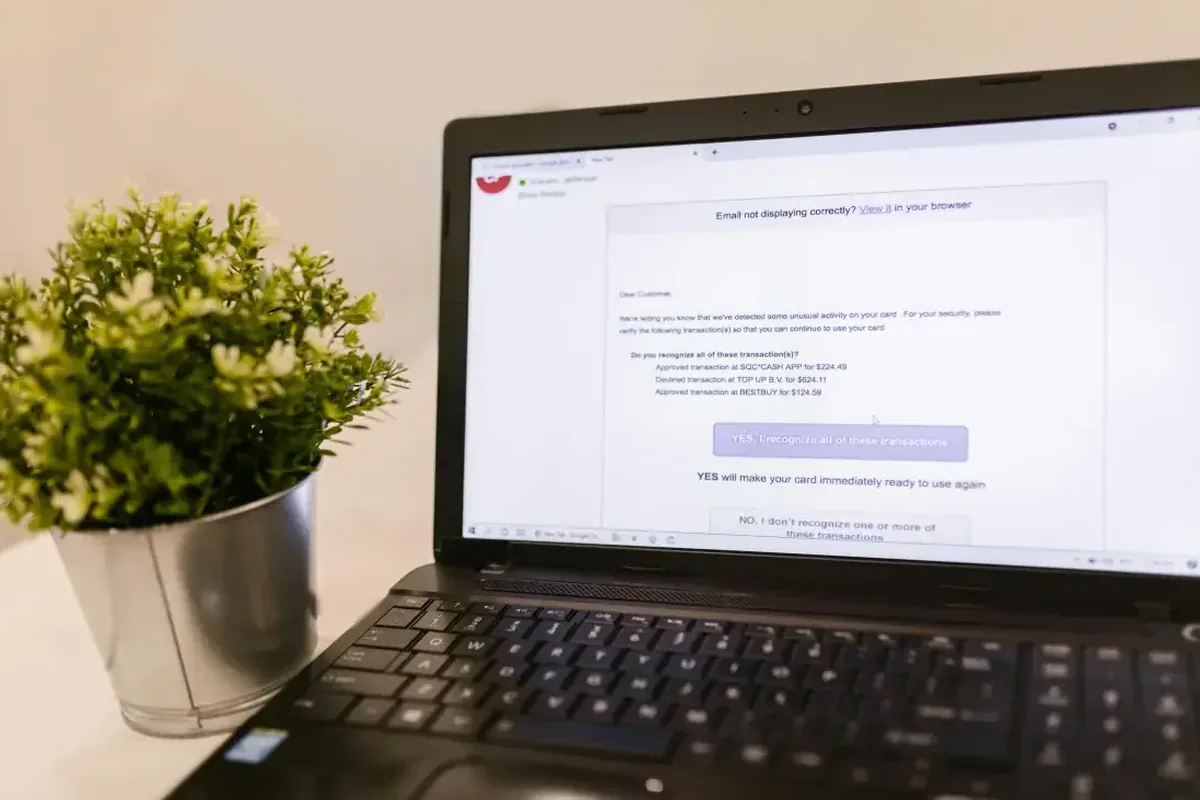 Laptop z ekranem phishingowego e-maila podszywającego się pod bank/kartę