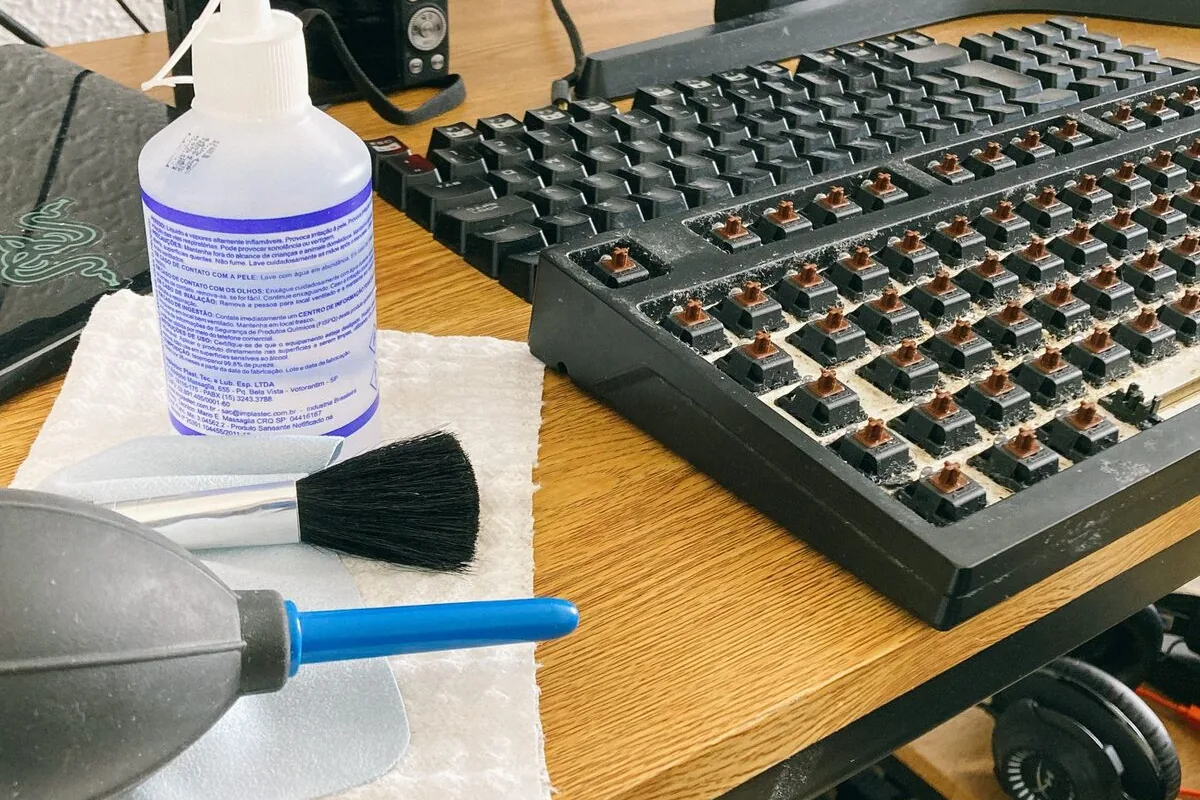 Czyszczenie klawiatury pędzelkiem i sprężonym powietrzem, widoczne switche mechaniczne