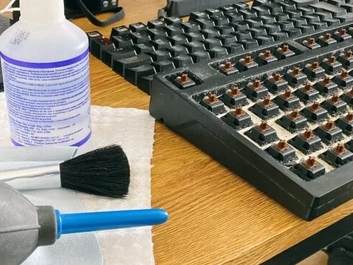 Czyszczenie klawiatury pędzelkiem i gruszką po zalaniu