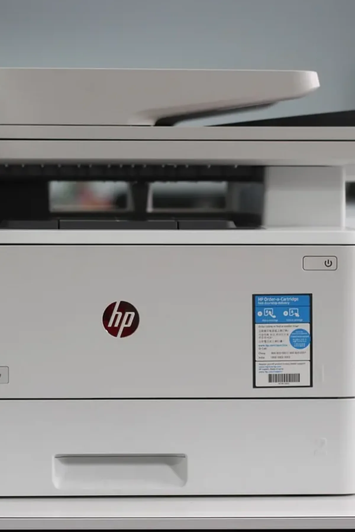 biała drukarka wielofunkcyjna HP LaserJet Pro na biurku w biurze