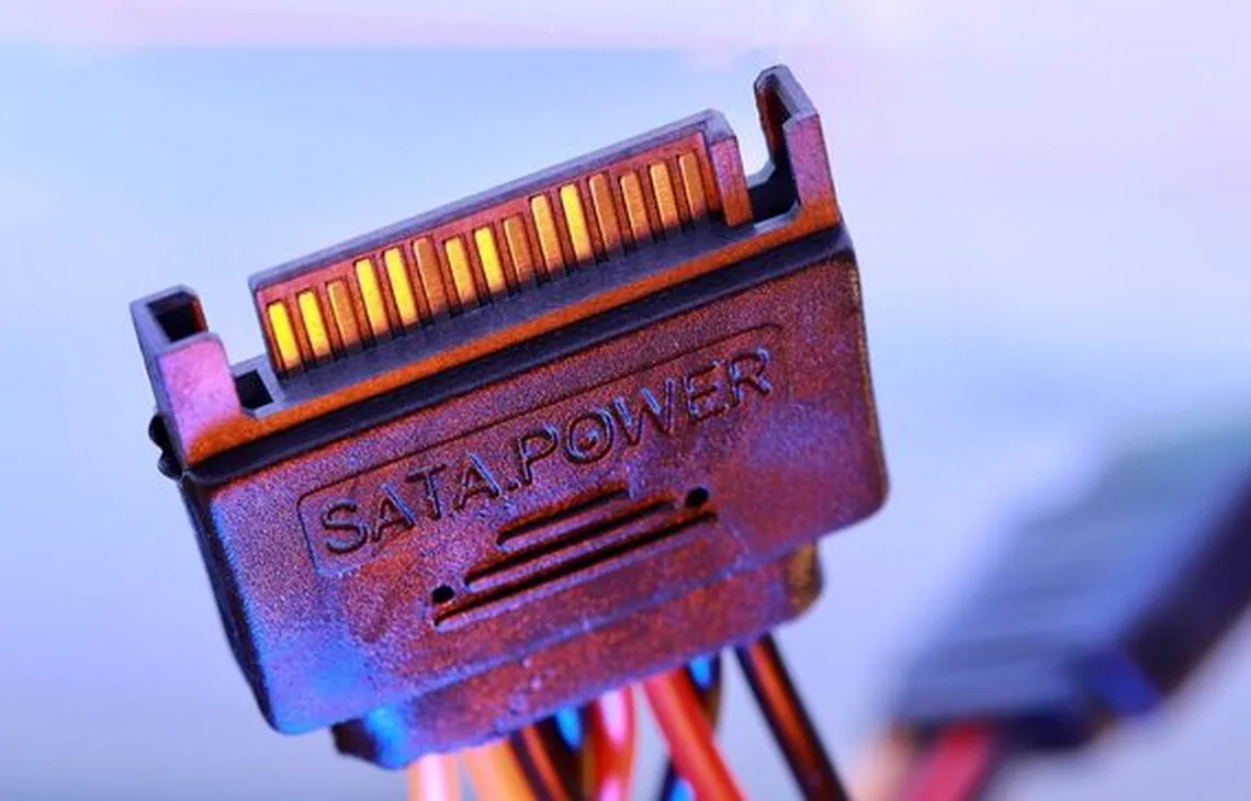 Złącze zasilania SATA Power z kolorowymi przewodami z bliska