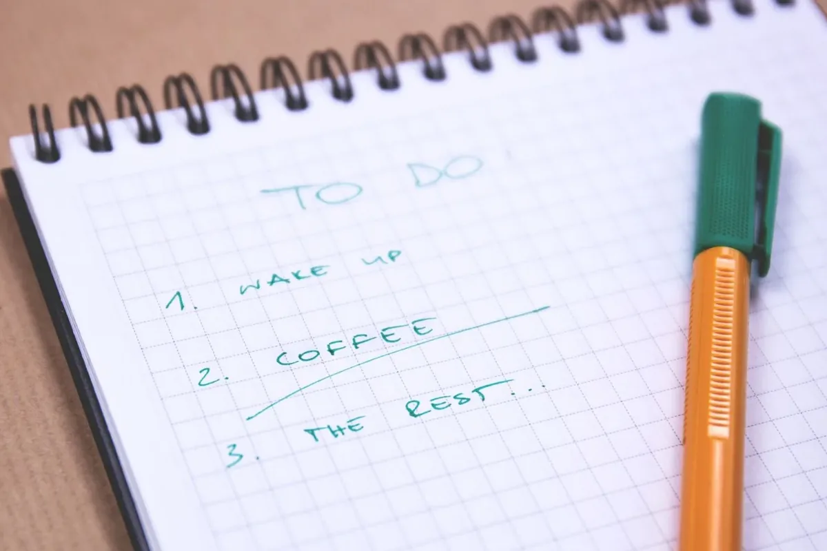 Notatnik z angielską listą to do (wake up, coffee, the rest), nie opis usterki sprzętu