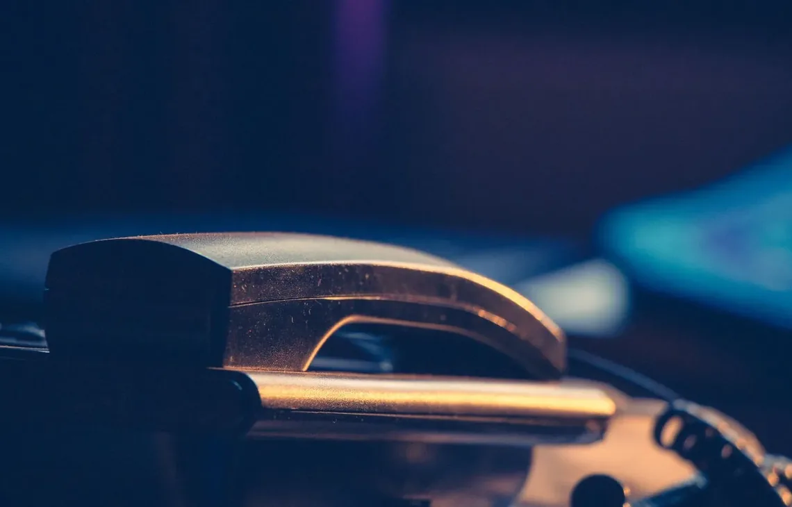 Telefon stacjonarny na biurku — pierwszy kontakt z serwisem komputerowym