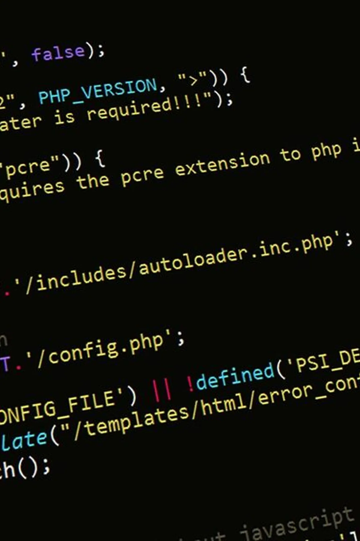 Zbliżenie kodu źródłowego PHP wyświetlanego na ciemnym ekranie edytora
