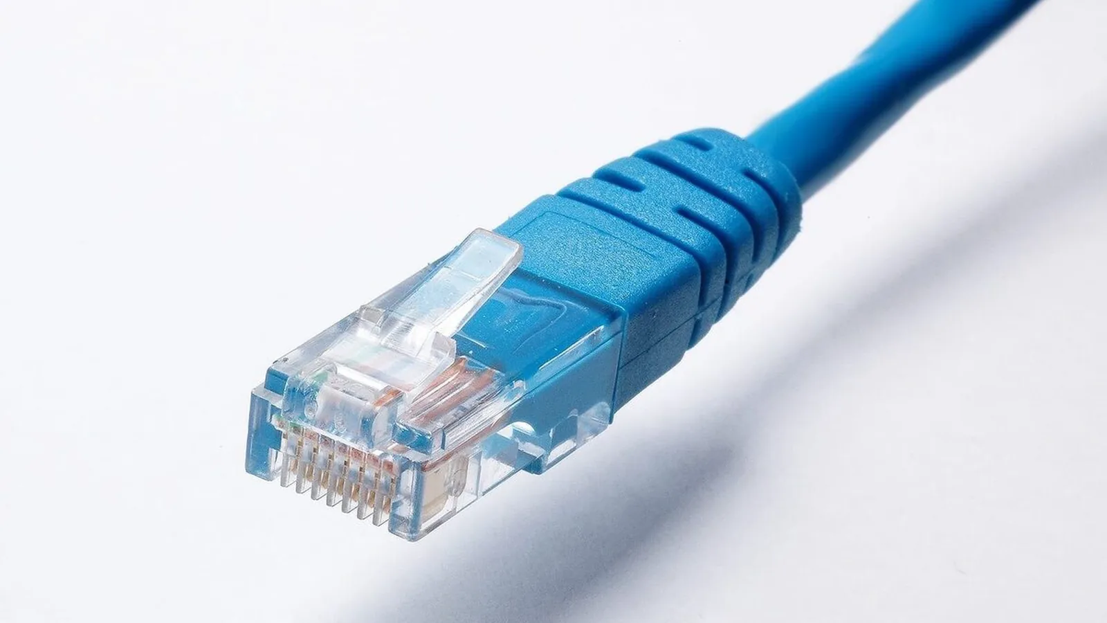 Wtyczka kabla sieciowego RJ45 na białym tle