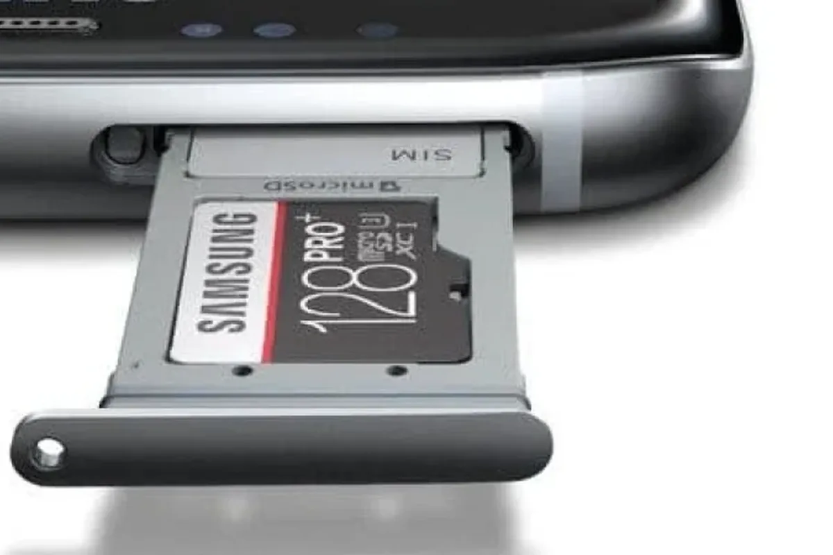Wysuwana tacka na kartę SIM i microSD Samsung w urządzeniu mobilnym