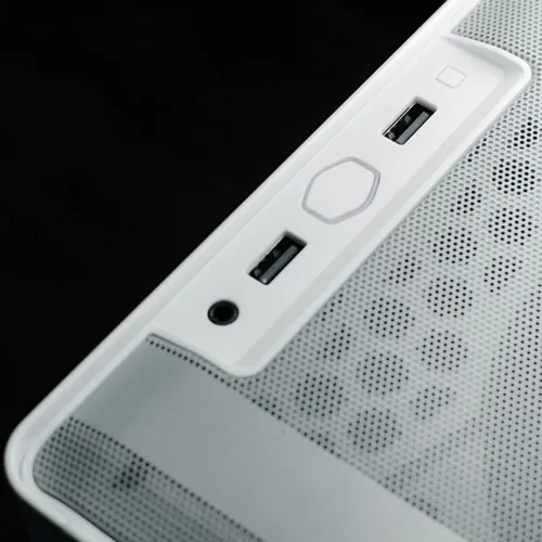 Zbliżenie na porty USB i przyciski panelu przedniego białej obudowy komputera