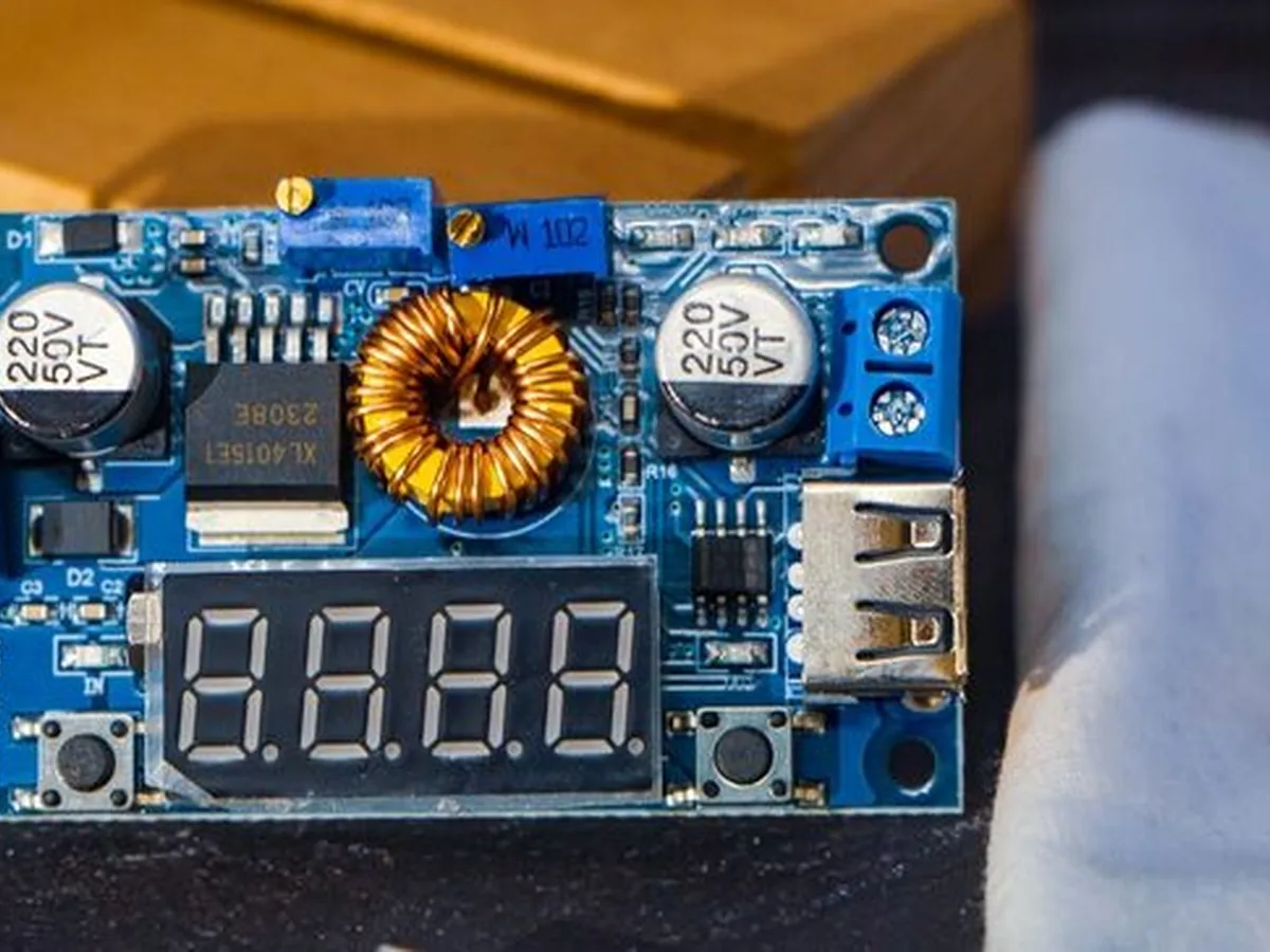 Płytka konwertera napięcia z portem USB, zbliżenie elektroniki