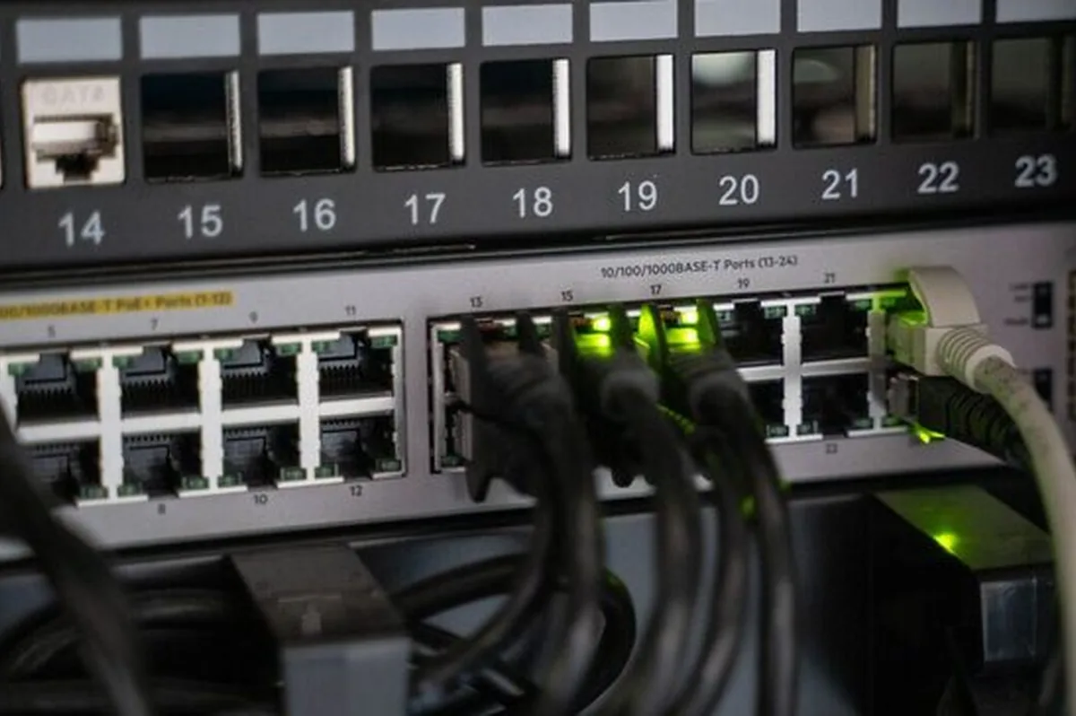 Zbliżenie portów switcha sieciowego z podłączonymi kablami RJ45