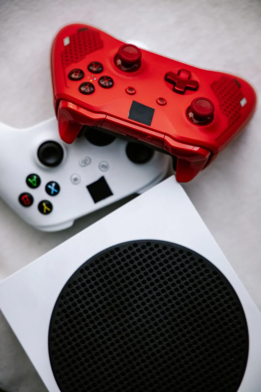 czerwony i biały kontroler na konsoli do gier — 8BitDo Pro 2 a zakres naszego serwisu — czym zajmujemy się zamiast