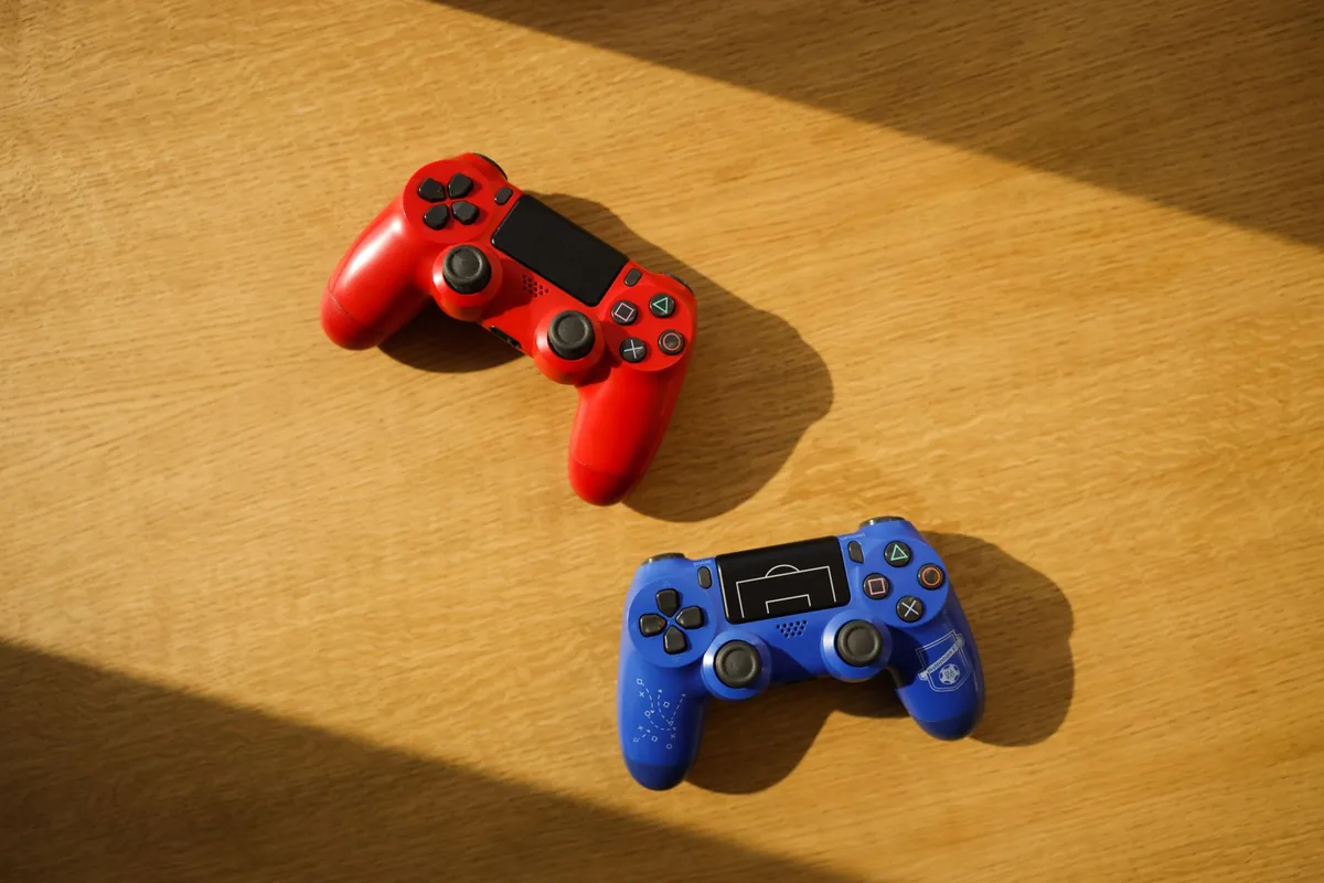 dwa kolorowe kontrolery na drewnianym stole w słońcu — 8BitDo Ultimate — czego przy tym sprzęcie nie zrobimy