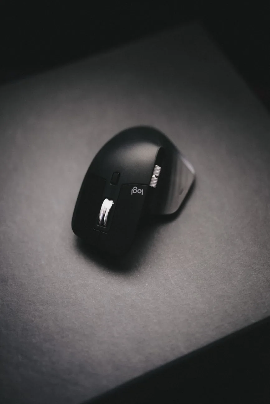 ergonomiczna mysz bezprzewodowa na czarnej powierzchni — A4Tech Bloody V8 — czego przy tym sprzęcie nie zrobimy
