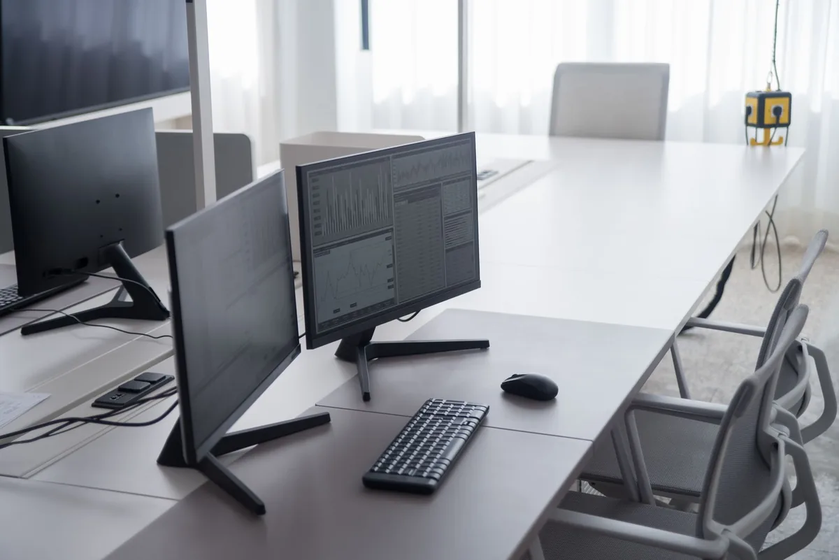 dwa monitory i ergonomiczne fotele przy biurku biurowym — Acer KA242Y poza naszym warsztatem — gdzie szukać pomocy
