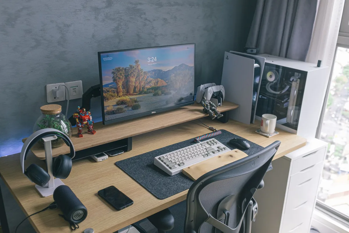 monitor z konsolą do gier na domowym biurku — Acer Nitro EI322QUR w zgłoszeniu — jak odpowiadamy i co radzimy