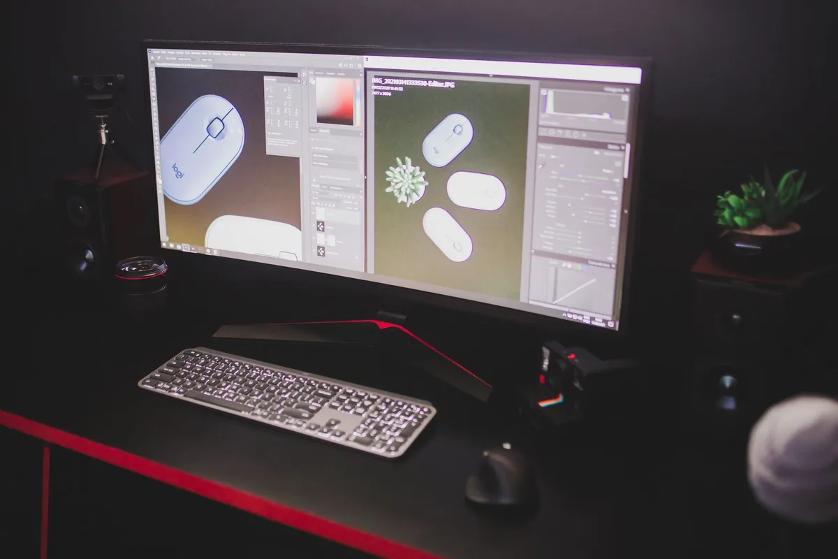 dwa monitory z klawiaturą w ciemnym pokoju — Acer Predator X34 — czego przy tym sprzęcie nie zrobimy