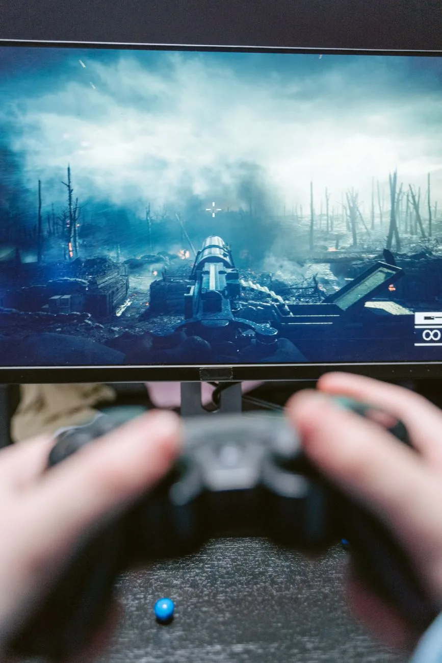 dłonie trzymające kontroler na tle monitora dla graczy — Acer Predator XB271HK — czego przy tym sprzęcie nie zrobimy