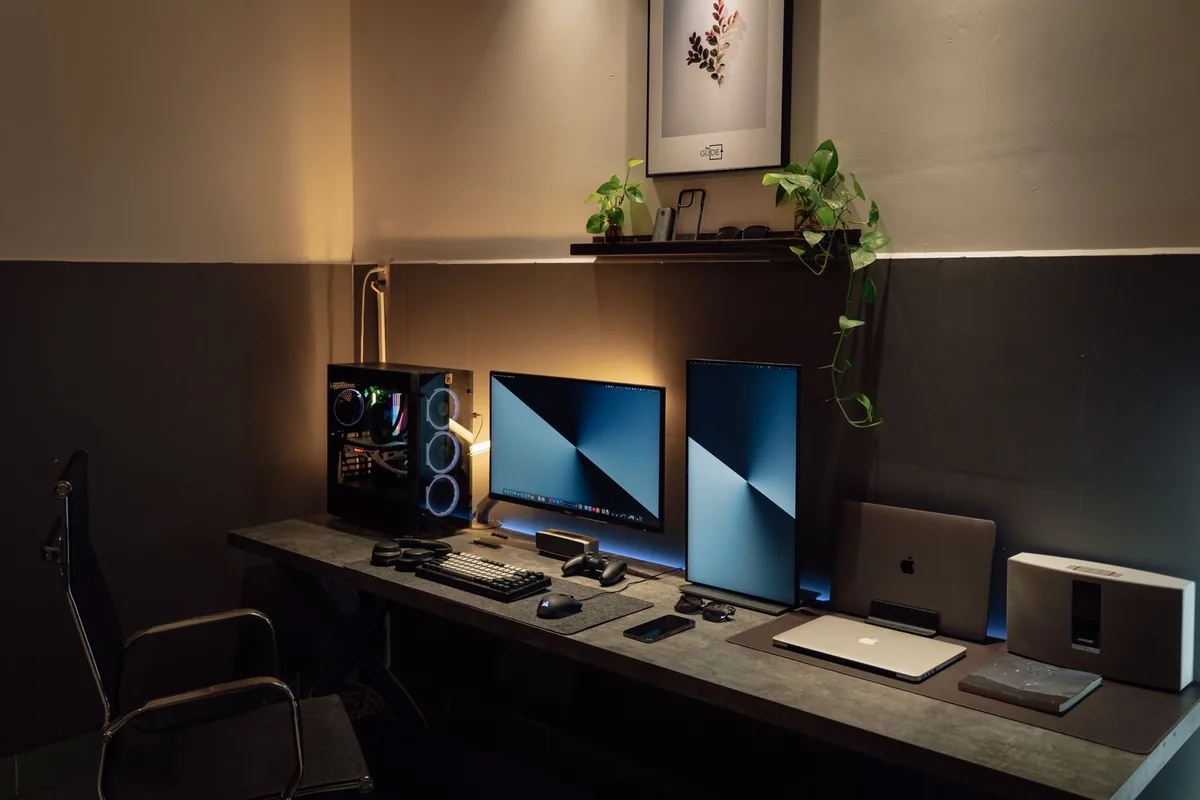 dwa monitory i komputer gamingowy na nowoczesnym jasnym biurku — Acer Predator XB323QK a zakres naszego serwisu — czym zajmujemy się zamiast