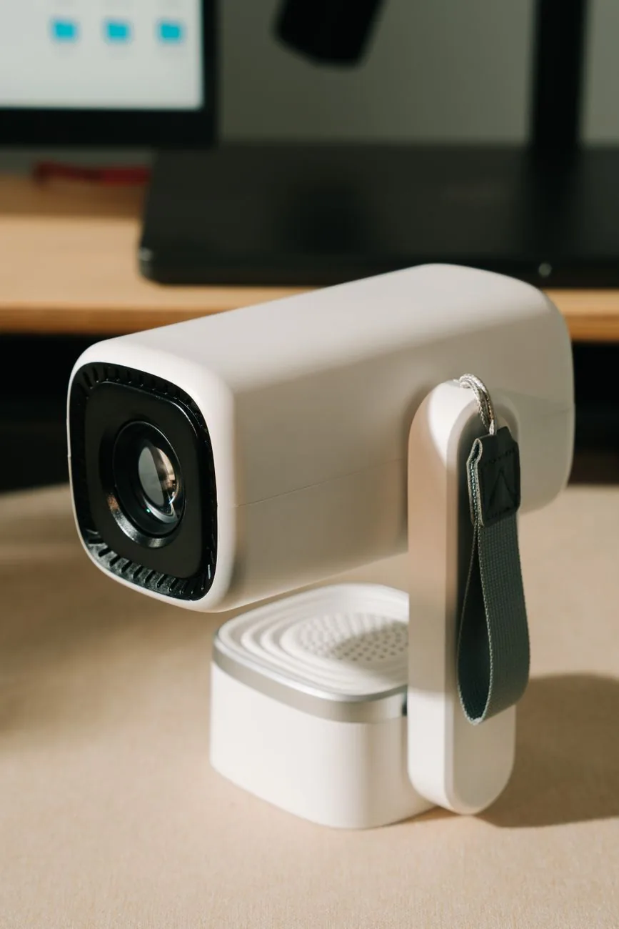 biały przenośny projektor z paskiem stojący na biurku — Acer X1226AH poza naszym warsztatem — gdzie szukać pomocy