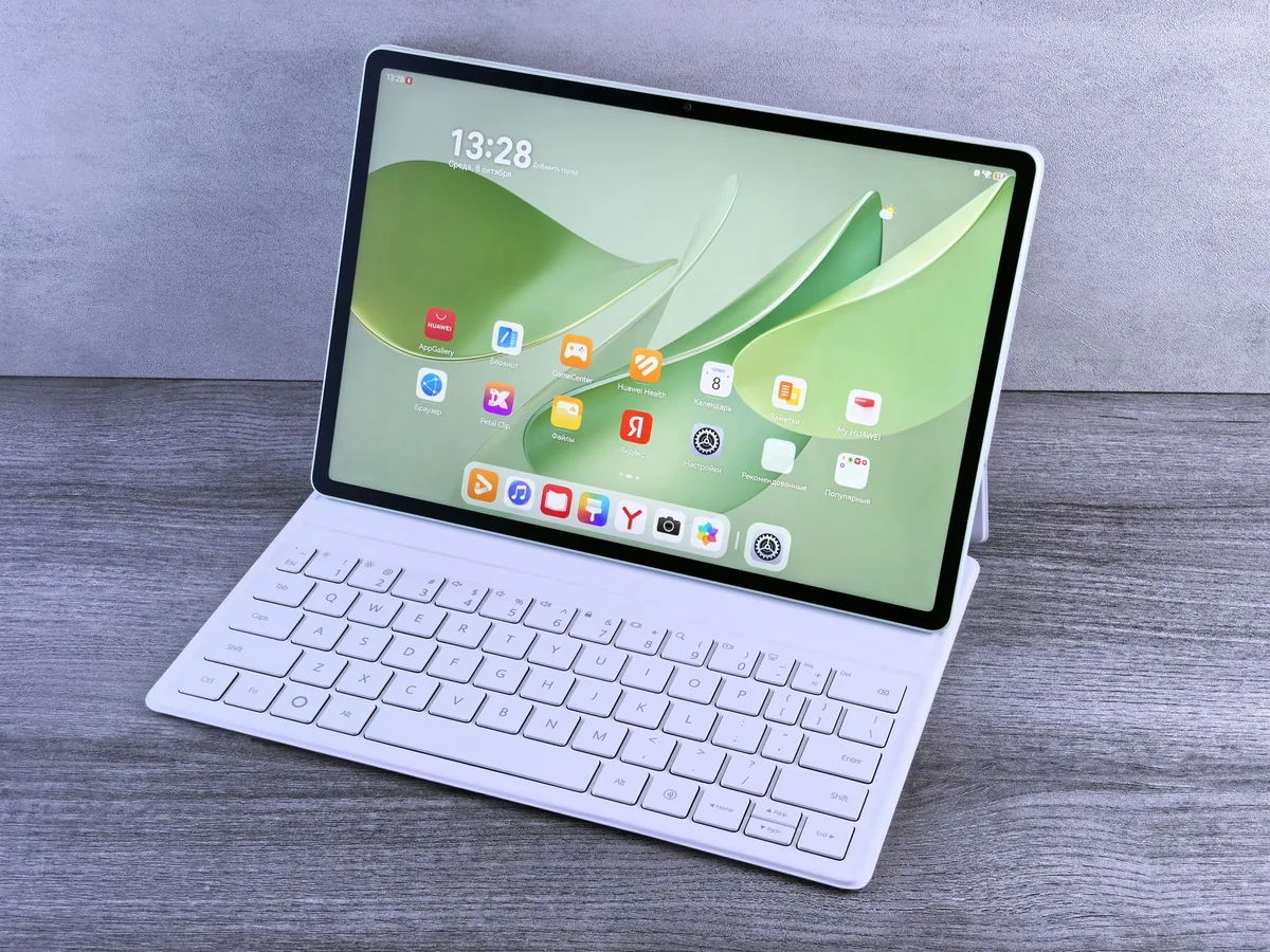 tablet z klawiaturą na drewnianym biurku — Alldocube iPlay 50 a zakres naszego serwisu — czym zajmujemy się zamiast