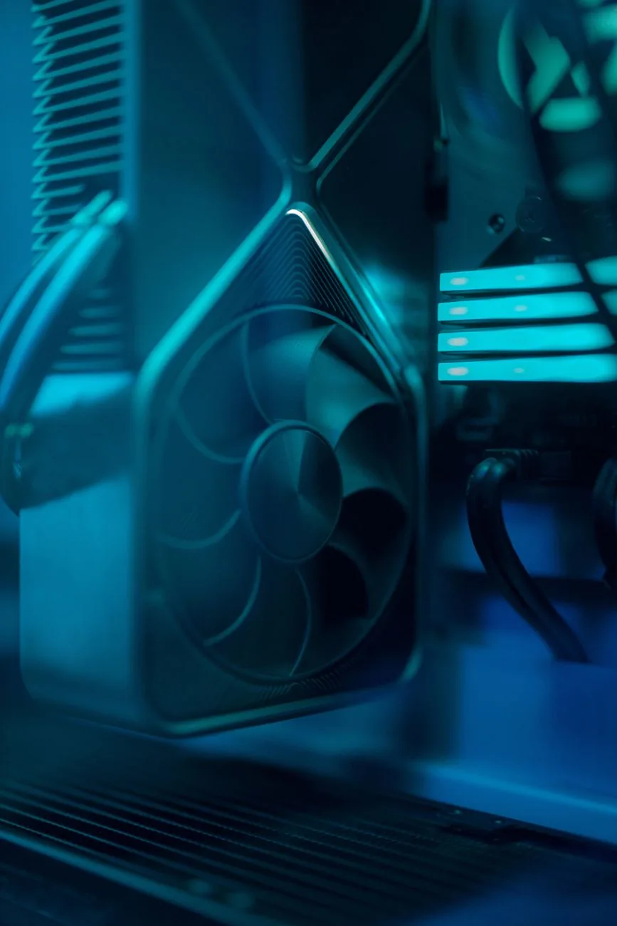 wentylator chłodzący z niebieskim podświetleniem w obudowie komputera — Alphacool Eisbaer Aurora — czego przy tym sprzęcie nie zrobimy